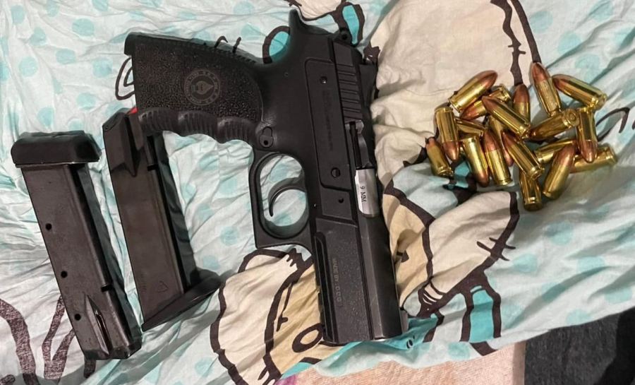 القدس : اعتقال مشتبهين من بلدة قطنة بحيازة السلاح